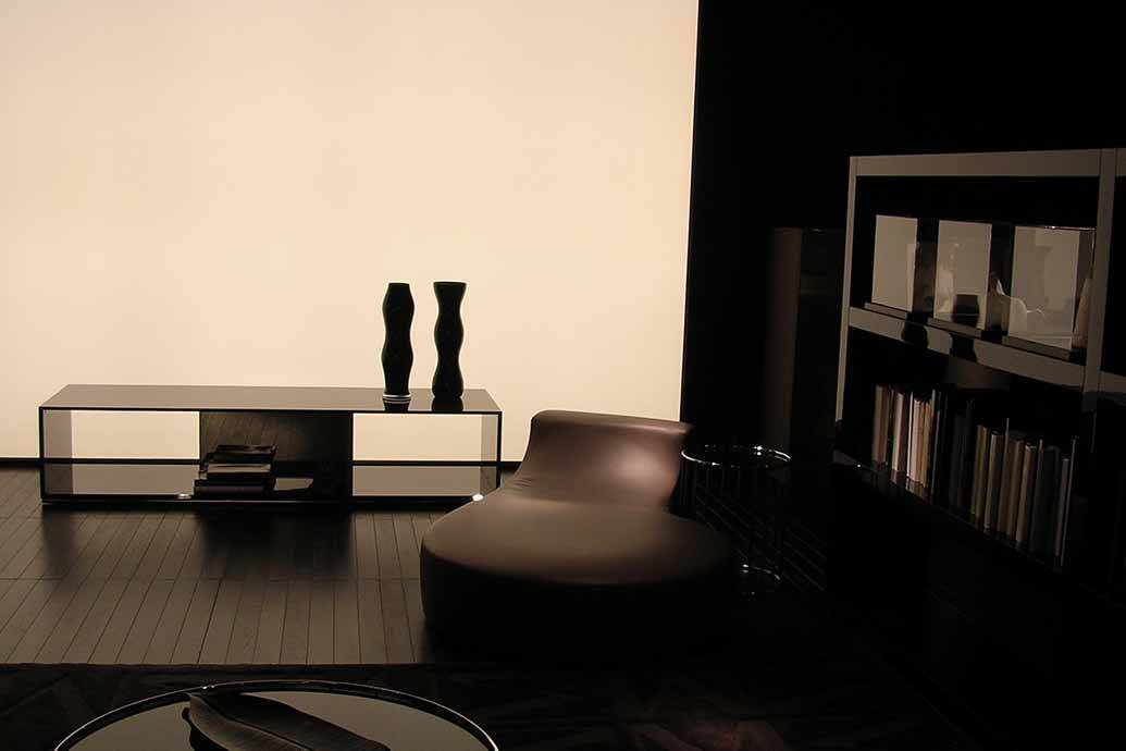 Идеи за всекидневни с тъмносиви и черни мебели