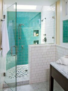 Цветни идеи за малка баня – как да постигнете свежест, въпреки малкото пространство