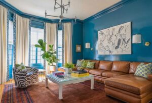Идеи за хол с кафяв диван – красивото съчетание, което търсите