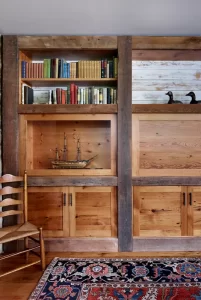 Ето как стенната дървена ламперия може да направи и най-скучната стая очарователна